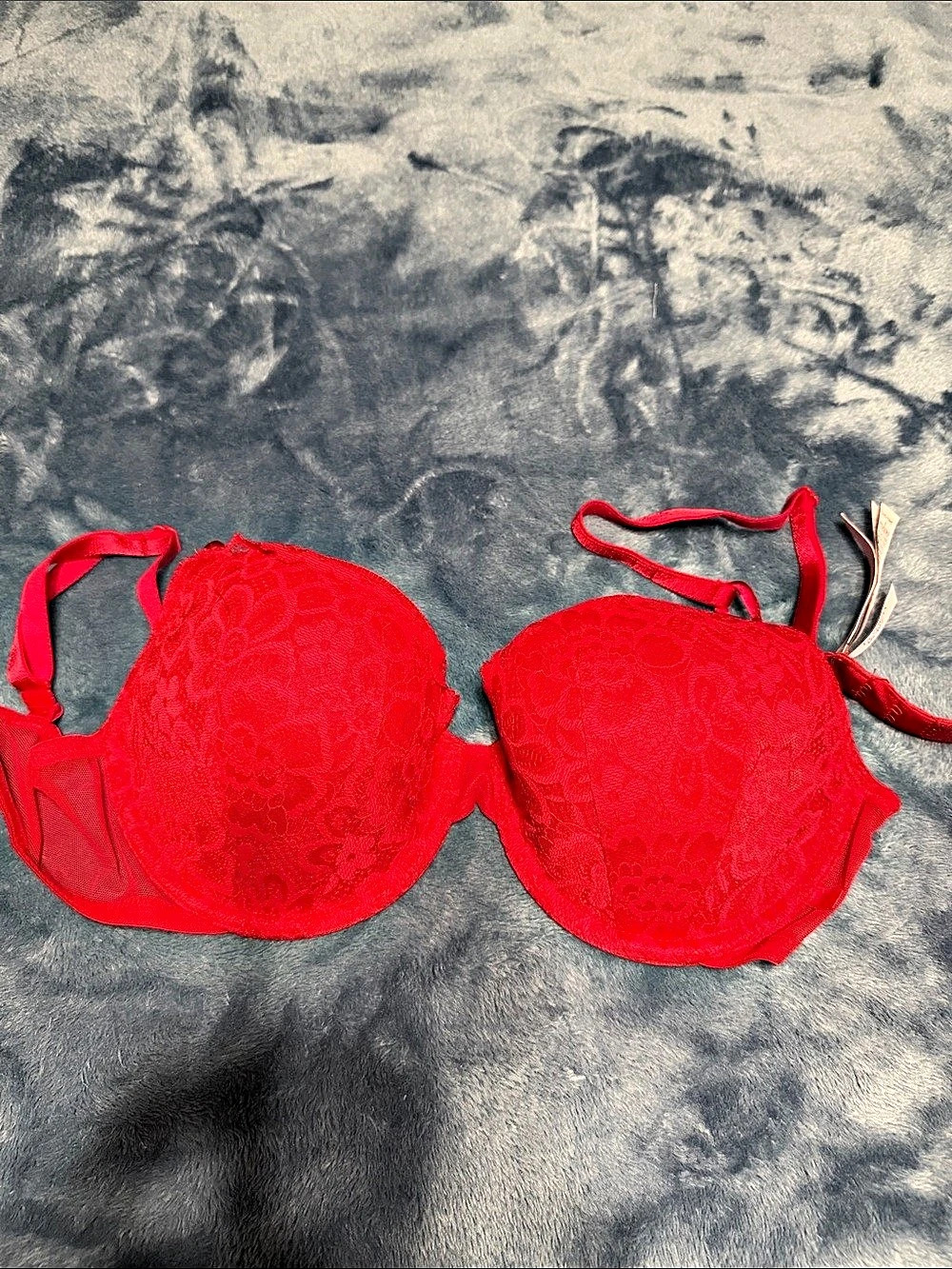New never worn Victoria's Secret Lace Push-Up Bra Red. Size 34D